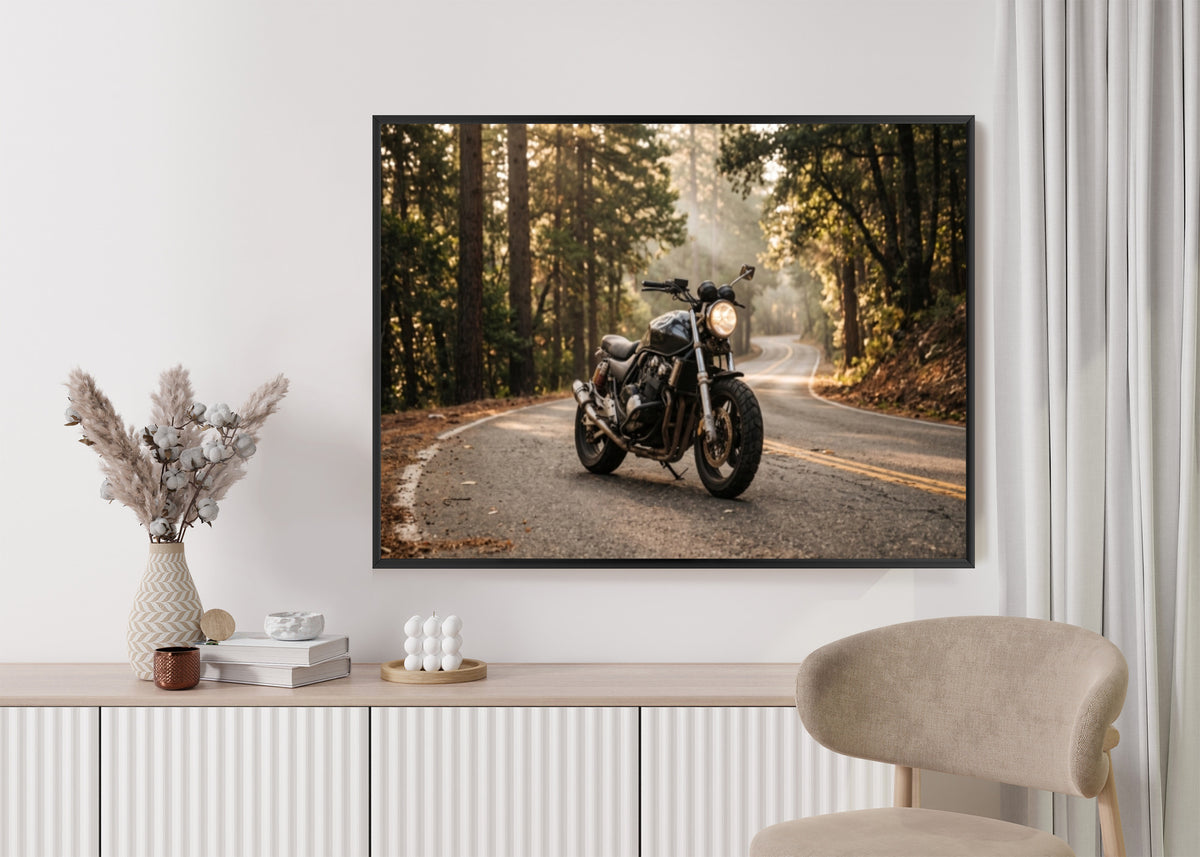Gerahmtes Querformat-Poster mit Motorrad im künstlerischen Stil