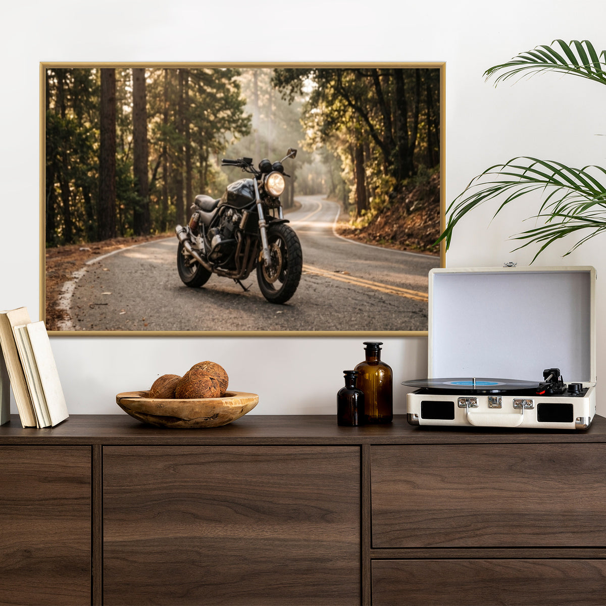 Gerahmtes Querformat-Poster mit Motorrad im künstlerischen Stil
